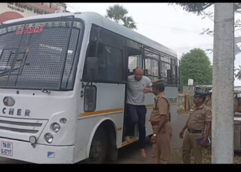 கோடியக்கரை கடற்கரைக்கு ரப்பர் படகில் வந்த போலந்து நாட்டைச் சேர்ந்தவரை போலீஸ் காவலில் எடுத்து விசாரணை.