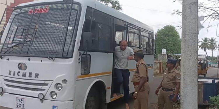 கோடியக்கரை கடற்கரைக்கு ரப்பர் படகில் வந்த போலந்து நாட்டைச் சேர்ந்தவரை போலீஸ் காவலில் எடுத்து விசாரணை.