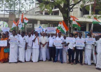 தூத்துக்குடியில் மத்திய பாஜக அரசை கண்டித்து, மாநகர் மாவட்ட காங்கிரஸ் கமிட்டி சார்பில் சாலை மறியல் போராட்டம்!!  போலீசார் கைது செய்தனர்.