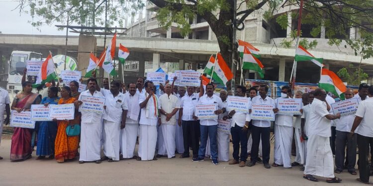 தூத்துக்குடியில் மத்திய பாஜக அரசை கண்டித்து, மாநகர் மாவட்ட காங்கிரஸ் கமிட்டி சார்பில் சாலை மறியல் போராட்டம்!! போலீசார் கைது செய்தனர்.