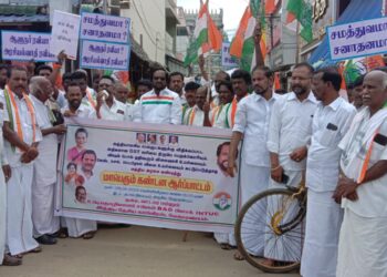 வேதாரண்யம் மேலவீதி தபால் அலுவலகம் முன்பு அத்தியாவசிய பொருட்களுக்கு விதிக்கப்பட்ட அதிகமான ஜிஎஸ்டி வரியை   விலைவாசி உயர்வை கண்டித்தும்   காங்கிரஸ் கட்சி சார்பில் மாபெரும் கண்டன ஆர்ப்பாட்டம்.