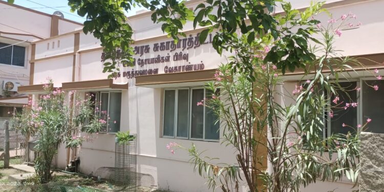 வேதாரணியம் அரசு மருத்துவமனையில் செயல்படாமல் உள்ள நீர் சுத்திகரிப்பு எந்திரம்