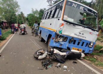 வேதாரண்யத்தை அடுத்த புஷ்ப வனத்தில் வேன் -இருசக்கர வாகனம் மோதிக்கொண்ட விபத்தில் இளைஞர் பரிதாப சாவு.