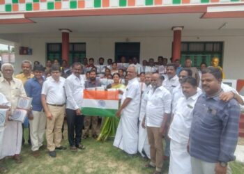 வேதாரண்யத்தில் 75 வது சுதந்திர தின விழாவை முன்னிட்டு 6 ஆயிரம் தேசியக்கொடிகள் வழங்கும் நிகழ்ச்சி.