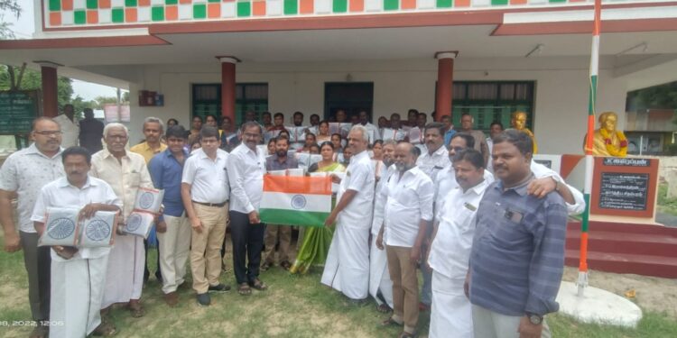 வேதாரண்யத்தில் 75 வது சுதந்திர தின விழாவை முன்னிட்டு 6 ஆயிரம் தேசியக்கொடிகள் வழங்கும் நிகழ்ச்சி.