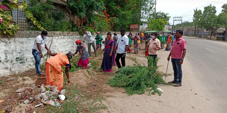 மாப்பிள்ளையூரணி பகுதியில் தூய்மை பணி ஊராட்சி மன்ற தலைவர் சரவணக்குமார் தொடங்கி வைத்தார்.