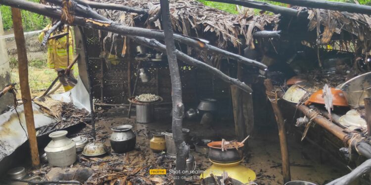 வேதாரண்யத்தை அடுத்த புஷ்பவனம் கிராமத்தில் தீ விபத்து லட்சக்கணக்கான பொருள்கள் சேதம்.