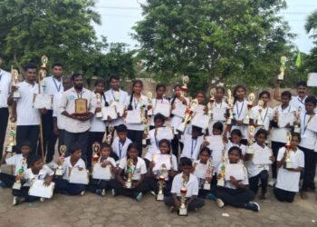 வேதாரண்யத்தை அடுத்த மணியன் தீவை சேர்ந்த ஈஸ்வரி சிலம்பாட்டம் பள்ளி மாணவ மாணவிகள் மாநில அளவிலான சிலம்பப் போட்டியில் கோப்பையை வென்றனர்.