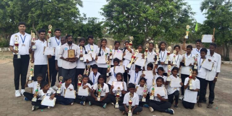 வேதாரண்யத்தை அடுத்த மணியன் தீவை சேர்ந்த ஈஸ்வரி சிலம்பாட்டம் பள்ளி மாணவ மாணவிகள் மாநில அளவிலான சிலம்பப் போட்டியில் கோப்பையை வென்றனர்.