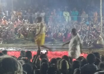 வேதாரணியம் அடுத்த அண்டர் காடு கிராமத்தில் அமைந்துள்ள திரவுபதி அம்மன் திருக்கோயில் தீமிதி திருவிழா