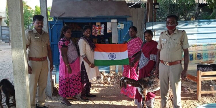 வீடுதோறும் தேசிய கொடி வழங்கும் நிகழ்ச்சி-ஏபிசி மகாலட்சுமி மகளிர் கல்லூரி நாட்டுநல பணித்திட்டம் சார்பில் வழங்கல்.