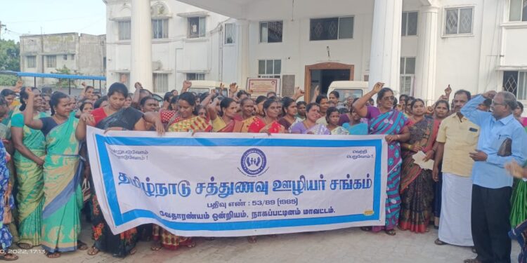 வேதாரண்யத்தில் தமிழ்நாடு சத்துணவு ஊழியர் சங்கம் வேதாரணியம் ஒன்றியம் சார்பில் ஆர்ப்பாட்டமும் வட்டார வளர்ச்சி அலுவலரிடம் கோரிக்கை மனு அளித்தல்.