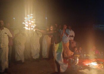 வேதாரண்யம் கடலில் பௌர்ணமி யொட்டி கடலில் சமுத்திர ஆராத்தி பூஜை நடைபெற்றது