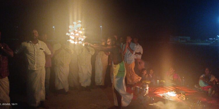 வேதாரண்யம் கடலில் பௌர்ணமி யொட்டி கடலில் சமுத்திர ஆராத்தி பூஜை நடைபெற்றது