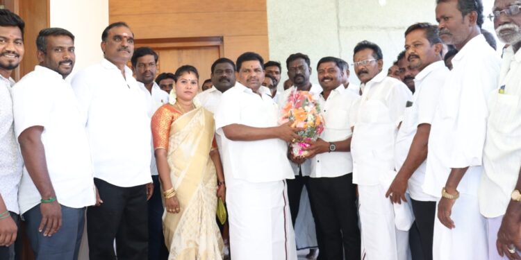 தூத்துக்குடி கிழக்கு ஓன்றிய திமுக செயலாளர் சரணவக்குமார் , அமைச்சர் அனிதா ராதாகிருஷ்ணனிடம் வாழ்த்து பெற்றனர்.!!