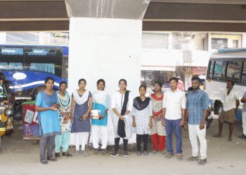 தூத்துக்குடி கின்ஸ் அகாடமி மாணவ மாணவிகளுக்கு மாநகராட்சி ஆணையர் சாருஸ்ரீ ஐஏஎஸ் பாராட்டு!!