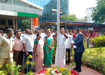தூத்துக்குடி மாநகராட்சியில் மேயர் ஜெகன் பெரியசாமி தேசிய கொடியேற்றினார்.
