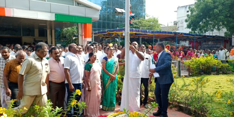 தூத்துக்குடி மாநகராட்சியில் மேயர் ஜெகன் பெரியசாமி தேசிய கொடியேற்றினார்.