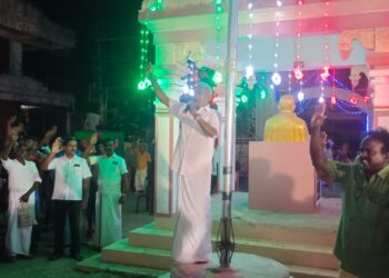 வேதாரண்யத்தில் 76 வது சுதந்திர தினத்தை ஒட்டி நள்ளிரவில் தேசியக்கொடி ஏற்றப்பட்டது.