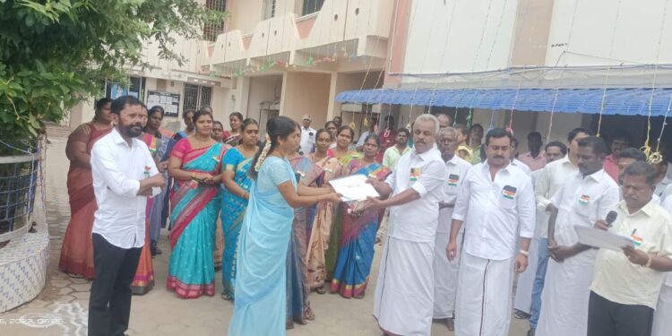 நாகப்பட்டினம் மாவட்டம் கீழ்வேளுர் ஊராட்சி ஒன்றியம் ஒக்கூர் ஊராட்சியில் சுதந்திர தினத்தை முன்னிட்டு நடைப்பெற்ற கிராமசபை கூட்டத்தில் மாவட்ட ஆட்சித்தலைவர் அ.அருண்தம்புராஜ் கலந்து கொண்டார்.