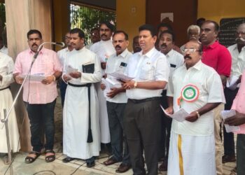 தூத்துக்குடி- நாசரேத் திருமண்டலத்தில்                  சுதந்திர தின பவள விழா கோலாகலமாக கொண்டாட்டம்:     குருவானவர் தமிழ்ச் செல்வன் தேசிய கொடியை ஏற்றி வைத்து மரியாதை 