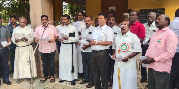 தூத்துக்குடி- நாசரேத் திருமண்டலத்தில்                  சுதந்திர தின பவள விழா கோலாகலமாக கொண்டாட்டம்:     குருவானவர் தமிழ்ச் செல்வன் தேசிய கொடியை ஏற்றி வைத்து மரியாதை 