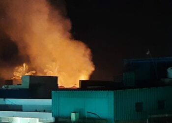 வேதாரண்யத்தில் தனியார் உணவகத்தில் ஏற்பட்ட கேஸ் சிலிண்டர் கசிவால் சமையல் கூடம் எரிந்து சாம்பலானது.