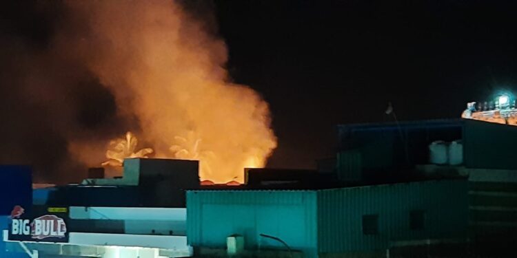 வேதாரண்யத்தில் தனியார் உணவகத்தில் ஏற்பட்ட கேஸ் சிலிண்டர் கசிவால் சமையல் கூடம் எரிந்து சாம்பலானது.