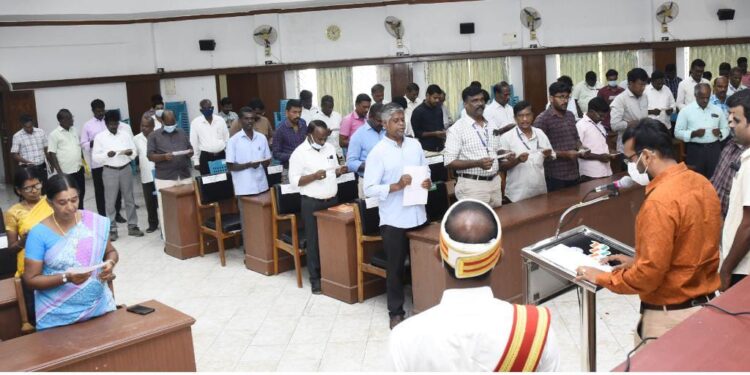 நாகப்பட்டினம் ஆட்சியர் அலுவலகத்தில் நல்லிணக்க நாள் உறுதிமொழியினை மாவட்ட ஆட்சித்தலைவர் அ.அருண்தம்புராஜ் தலைமையில் இன்று அனைத்து அரசு அலுவலர்களும் எடுத்துக்கொண்டனர்.