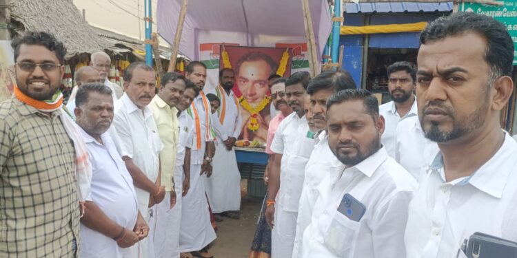 வேதாரண்யத்தில் முன்னாள் பாரதப் பிரதமர் ராஜீவ் காந்தியின் 77 வது பிறந்த நாளுக்கு அவர் திருவுருவ படத்திற்கு மாலை அணிவித்து மரியாதை
