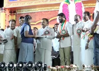 ஏரலில் காங்கிரஸ் சார்பில் முப்பெரும் விழா:  ஊர்வசி அமிர்தராஜ் எம்எல்ஏ ஏற்பாட்டில்  50 லட்சம் மதிப்பிலான நலத்திட்ட உதவிகள் வழங்கப்பட்டது.