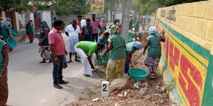மாப்பிள்ளையூரணி ஊராட்சி  பகுதியில்  2 கிலோ மீட்டர் தூரம், 50க்கும் மேற்பட்ட தூய்மை காவலர்கள் மூலம் அசத்தல்  தூய்மை பணி:  தூள் கிளப்பிய பஞ்சாயத்து தலைவர் சரவணகுமார் !!   குவியும் பாராட்டு