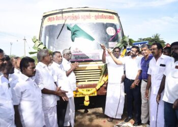 ஏர்வைக்காடு கிராமத்திலிருந்து புதிய வழித்தட பேருந்து சேவையினை மாவட்ட ஆட்சித்தலைவர் அ.அருண்தம்புராஜ் தமிழ்நாடு மீன்வளர்ச்சி கழக தலைவர் என்.கௌதமன் கொடியசைத்து தொடங்கி வைத்தார்கள்