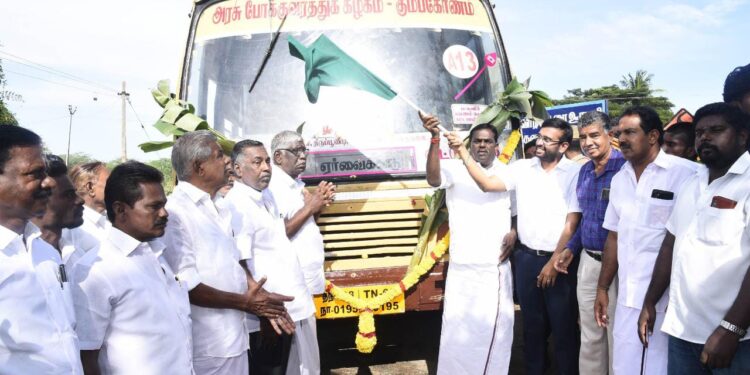 ஏர்வைக்காடு கிராமத்திலிருந்து புதிய வழித்தட பேருந்து சேவையினை மாவட்ட ஆட்சித்தலைவர் அ.அருண்தம்புராஜ் தமிழ்நாடு மீன்வளர்ச்சி கழக தலைவர் என்.கௌதமன் கொடியசைத்து தொடங்கி வைத்தார்கள்