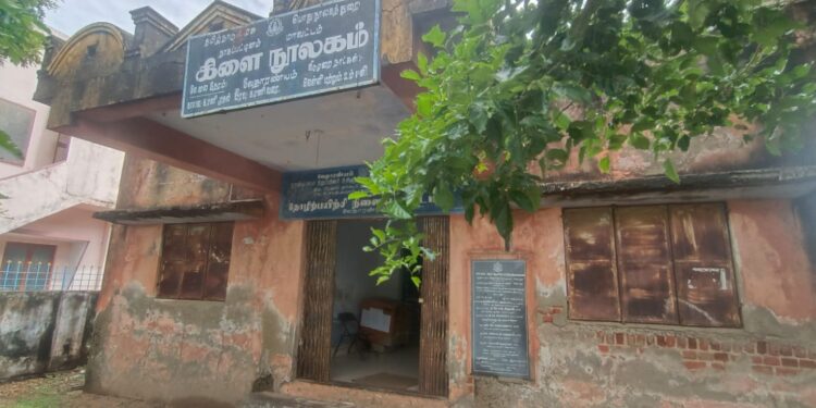 வேதாரண்யத்தில் பழுதடைந்த ஊனமுற்றோருக்கான தொழிற்பயிற்சி நிலைய கட்டிடத்தில் இயங்கும் நூலகம்.