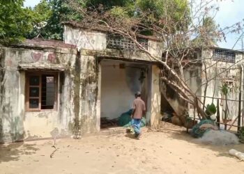 வேதாரண்யத்தை அடுத்த புஷ்பவனம் கிராமத்தில் இடி மின்னல் தாக்கி வீடுகளில் சுவர்களில் தெரிப்பு ஏற்பட்டு மற்றும் மின்சாதனப் பொருள்கள் சேதம்.