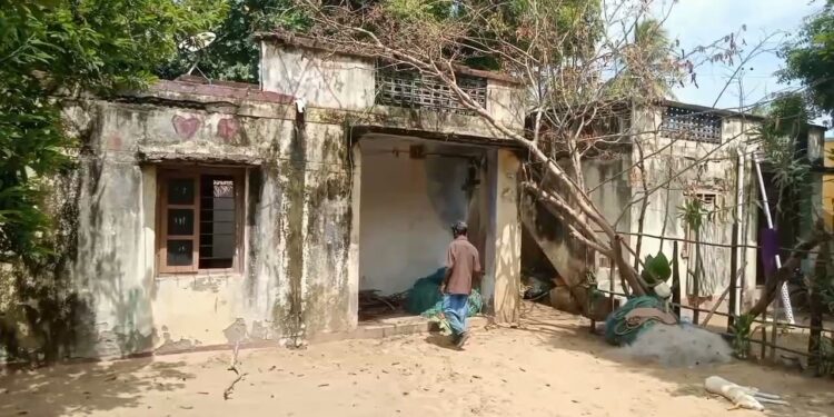 வேதாரண்யத்தை அடுத்த புஷ்பவனம் கிராமத்தில் இடி மின்னல் தாக்கி வீடுகளில் சுவர்களில் தெரிப்பு ஏற்பட்டு மற்றும் மின்சாதனப் பொருள்கள் சேதம்.