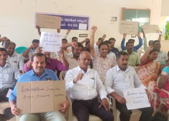 வேதாரண்யத்தில் அரசு கலை மற்றும் அறிவியல் கல்லூரி பேராசிரியர்கள் 3 மாத ஊதியம் இதுவரை கிடைக்காத தால் காலவரையற்ற உள்ளிருப்பு போராட்டத்தில் ஈடுபட்டுள்ளனர்.
