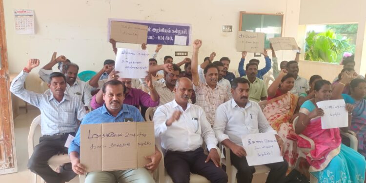 வேதாரண்யத்தில் அரசு கலை மற்றும் அறிவியல் கல்லூரி பேராசிரியர்கள் 3 மாத ஊதியம் இதுவரை கிடைக்காத தால் காலவரையற்ற உள்ளிருப்பு போராட்டத்தில் ஈடுபட்டுள்ளனர்.