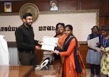 கருணாநிதி பிறந்த நாளை முன்னிட்டு நடத்தப்பட்ட பேச்சுப் போட்டிகளில் வெற்றி பெற்ற மாணவ மாணவியர்களுக்கு காசோலை மற்றும் பாராட்டு சான்றிதழ்களை மாவட்ட ஆட்சித் தலைவர் அ.அருண்தம்புராஜ், வழங்கினார் 