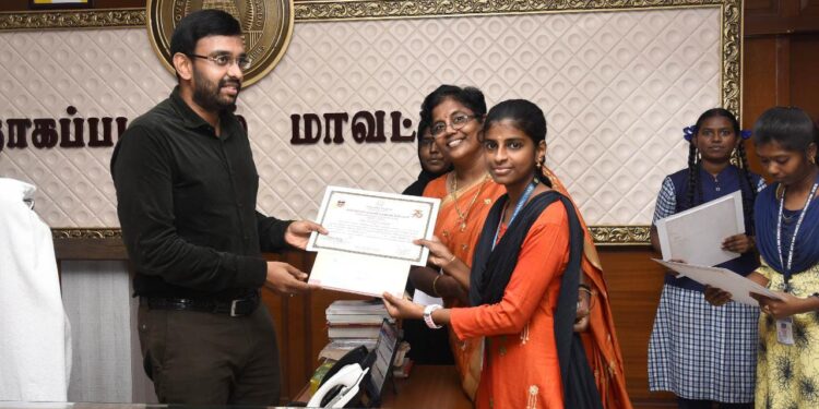 கருணாநிதி பிறந்த நாளை முன்னிட்டு நடத்தப்பட்ட பேச்சுப் போட்டிகளில் வெற்றி பெற்ற மாணவ மாணவியர்களுக்கு காசோலை மற்றும் பாராட்டு சான்றிதழ்களை மாவட்ட ஆட்சித் தலைவர் அ.அருண்தம்புராஜ், வழங்கினார் 