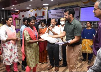 நாகப்பட்டினம் மாவட்டத்தில் அரசு உண்டு உறைவிட மாதிரி பள்ளி 12 ஆம் வகுப்பு மாணவர்கள் மற்றும் பெற்றோர்களுக்கான ஆலோசனைக்கூட்டம் மாவட்ட ஆட்சித்தலைவர் அ.அருண்தம்புராஜ் தலைமையில் நடைபெற்றது