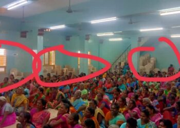 கிராம புற பெண்களை தரையில் அமர வைத்து நடைபெற்ற விளாத்திகுளம் வட்டார களஞ்சிய விழா