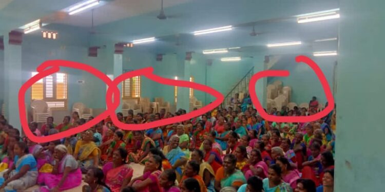 கிராம புற பெண்களை தரையில் அமர வைத்து நடைபெற்ற விளாத்திகுளம் வட்டார களஞ்சிய விழா