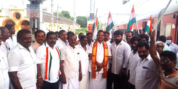 தமிழ்நாடு காங்கிரஸ் கமிட்டி தலைவர் கே.எஸ் அழகிரிக்கு தூத்துக்குடி ரயில் நிலையத்தில் தூத்துக்குடி மாவட்ட காங்கிரஸ் சார்பில் மிக பிரம்மாண்ட வரவேற்பு!!