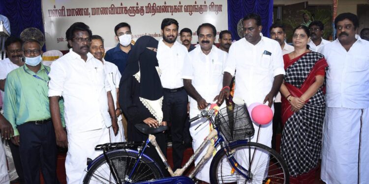 நாகப்பட்டினத்தில் பள்ளி மாணவ மாணவிகளுக்கு மிதிவண்டி வழங்கும் விழா                      