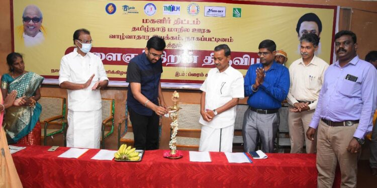 நாகப்பட்டினம் மாவட்டத்தில் தமிழ்நாடு ஊரக வாழ்வாதார இயக்கம் மற்றும் மாவட்ட இயக்க மேலாண்மை அலகு சார்பில் இளைஞர் திறன் திருவிழா 2022 மாவட்ட ஆட்சித்தலைவர் அ.அருண்தம்புராஜ் கீழ்வேளுர் சட்டமன்ற உறுப்பினர் வி.பி.நாகைமாலி ஆகியோர்; தொடங்கி வைத்தனர்.