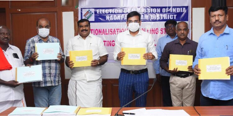 நாகப்பட்டினம் மாவட்டத்தில் வரைவு வாக்குச்சாவடிகள் குறித்த பட்டியலை மாவட்ட ஆட்சித்தலைவர் அ.அருண்தம்புராஜ் வெளியிட்டார்.