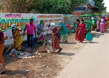 வடக்கு சோட்டையன் தோப்பு பகுதியில் தூய்மை பணி ஊராட்சி மன்ற தலைவர் சரவணக்குமார் தொடங்கி வைத்தார்.        