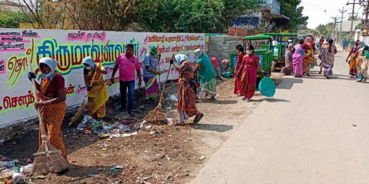 வடக்கு சோட்டையன் தோப்பு பகுதியில் தூய்மை பணி ஊராட்சி மன்ற தலைவர் சரவணக்குமார் தொடங்கி வைத்தார்.        